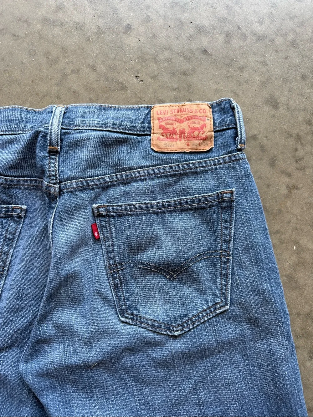 Levi’s 569 Jean Shorts Mens 34 Blue Light Wash Denim Cut Off Fringe Raw Edge